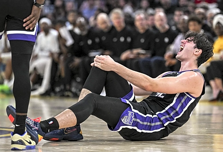 Kings C Maxime Raynaud exits preseason game with right knee injury