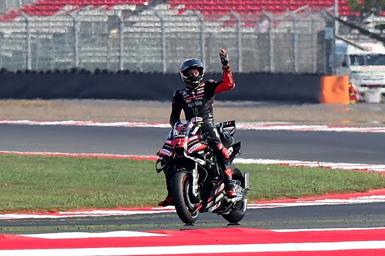 Motorcycling-Bezzecchi pips Fernandez to win Indonesian GP, Martin retakes championship lead