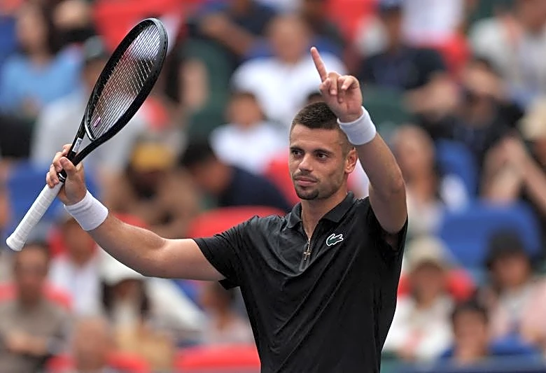 Tennis-Gea sends Shelton crashing out of Shanghai