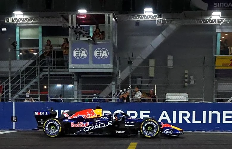 Motor racing-Verstappen cruises to first Singapore GP win as Antonelli closes on crown