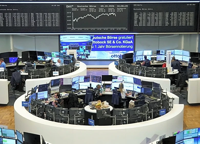 Shares shrug off oil swings as earnings season looms