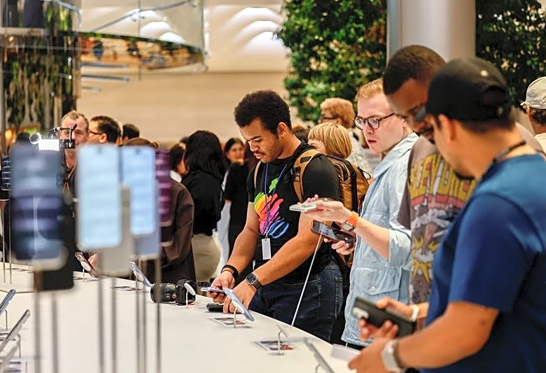 Global smartphone shipments record worst third quarter in 14 years amid memory shortage