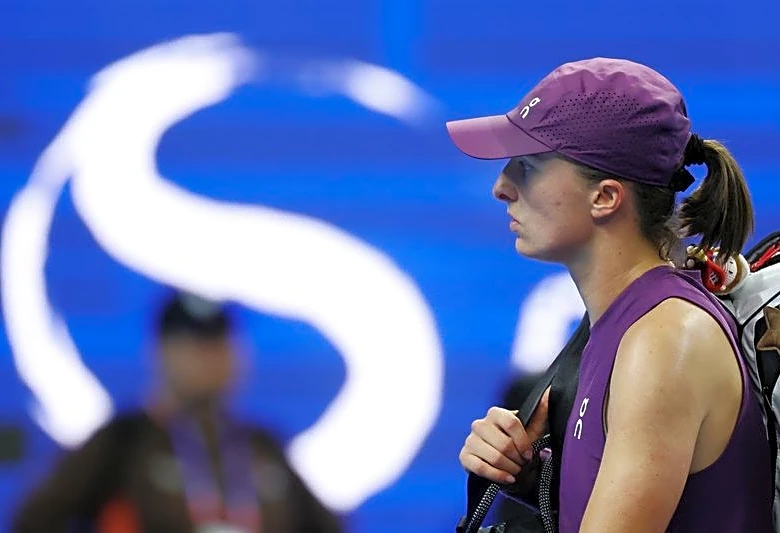Tennis-Swiatek aiming to end year on a positive note as WTA Finals spot hangs in balance