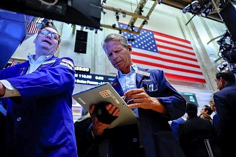 Wall St subdued in choppy trade after big bank earnings, chips slide
