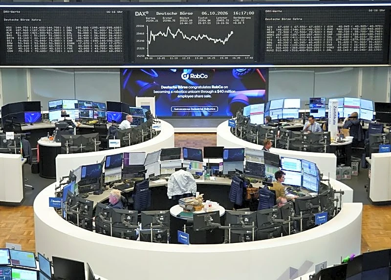 Chip selloff pulls European stocks back from one-week high