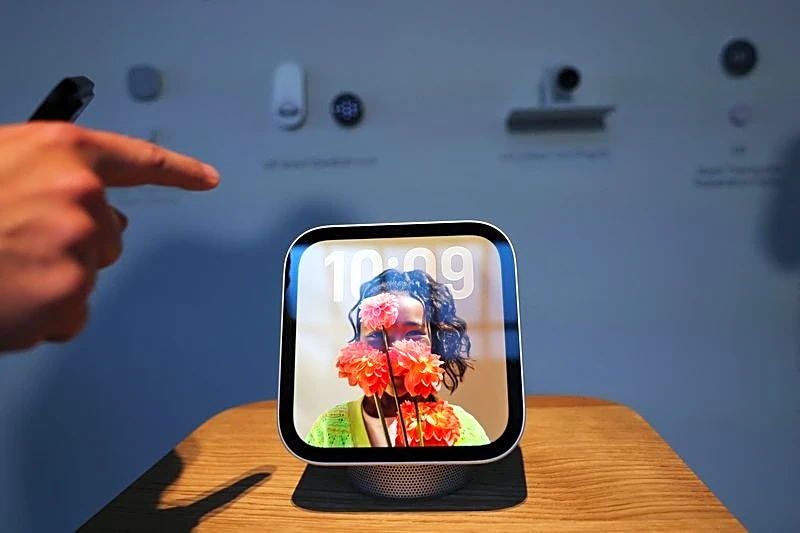 Apple bets on new screen gadget, Siri AI in home device push