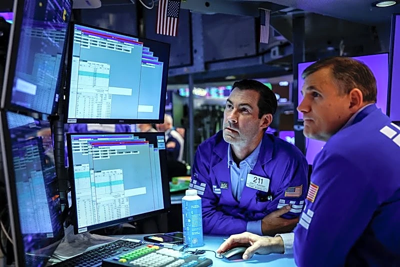 World stocks dip on AI spending concerns; Brent settles lower