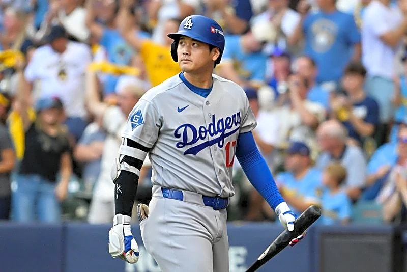 Baseball-Dodgers' dynasty on the ropes as bats go cold against Brewers