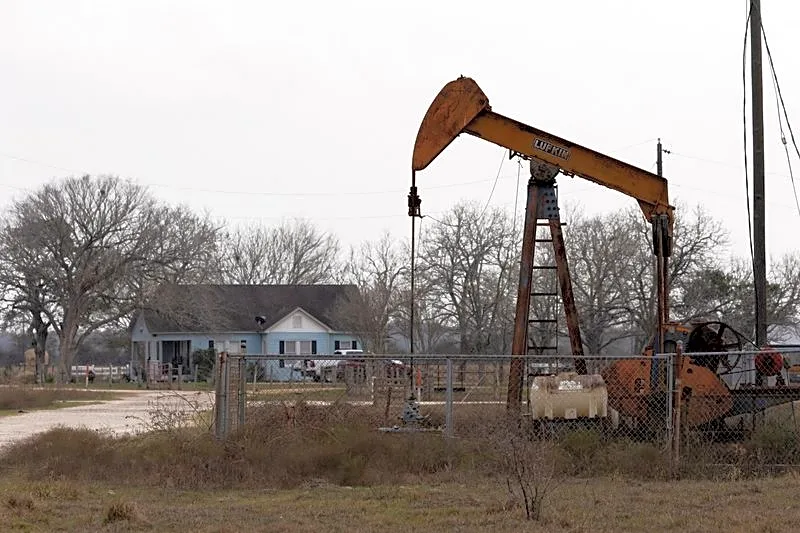 Oil prices fall as investors weigh supply outlook, Middle East tensions