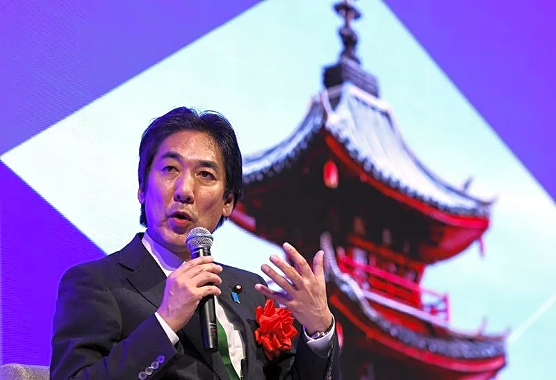Japan economy minister stresses BOJ independence, rejects reflationist label