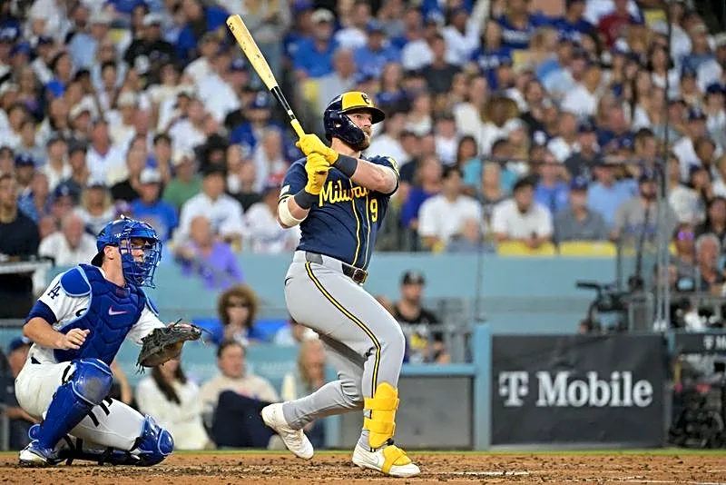 Power, bullpen steer Brewers to NLCS sweep, first Series bid since '82