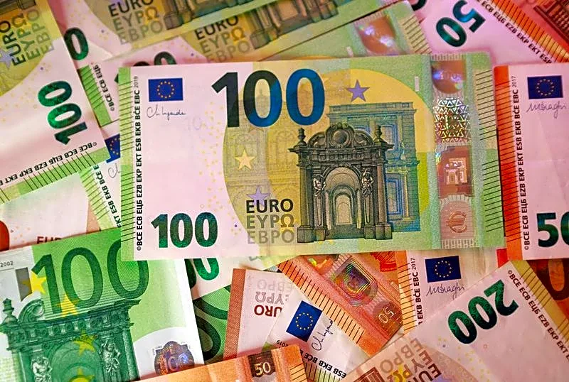 Analysis-Hedge funds' role comes into focus following European bonds turmoil