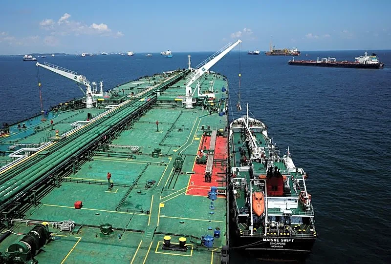Supertanker rates fall from record highs