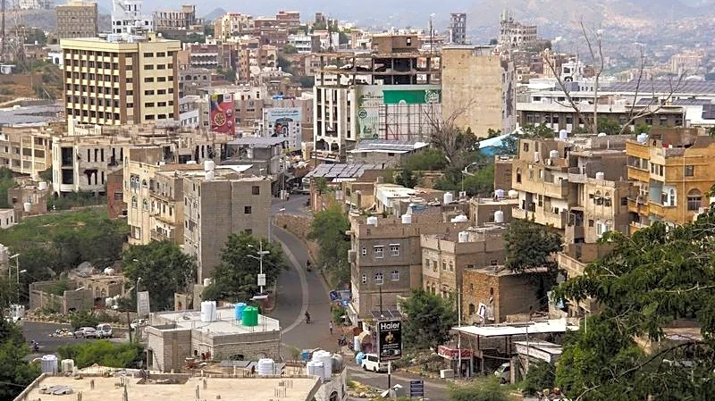 In Yemen's besieged Taiz, families take shelter as Houthis close in