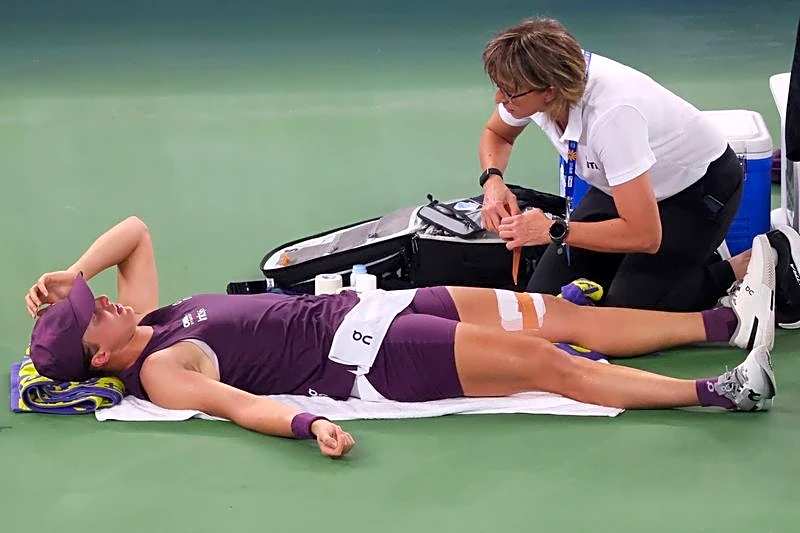 Tennis-Injured Swiatek goes down fighting in Wuhan Open semi-final