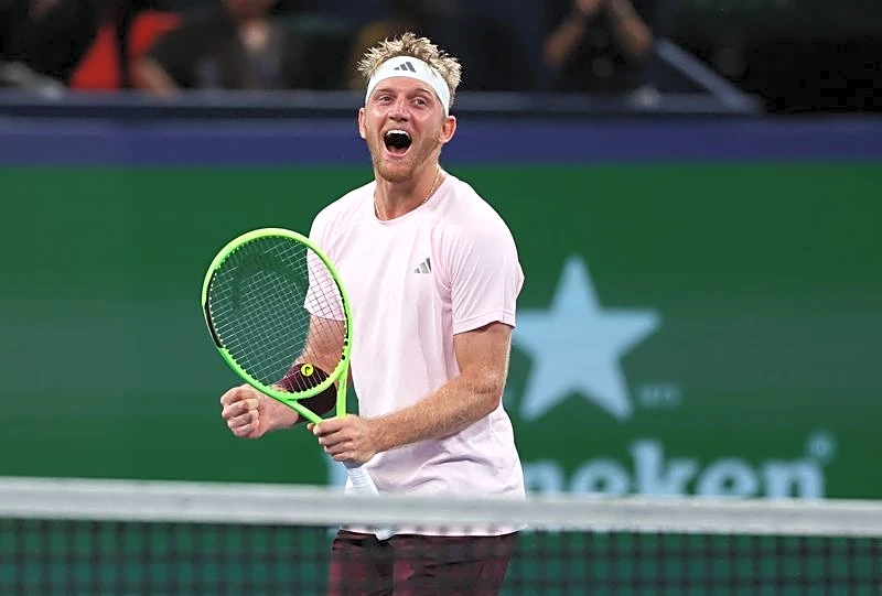 Tennis-Davidovich Fokina overcomes Jodar to claim Shanghai crown