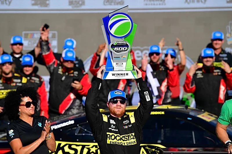 Tyler Reddick uses bold move to win Freeway Insurance 500