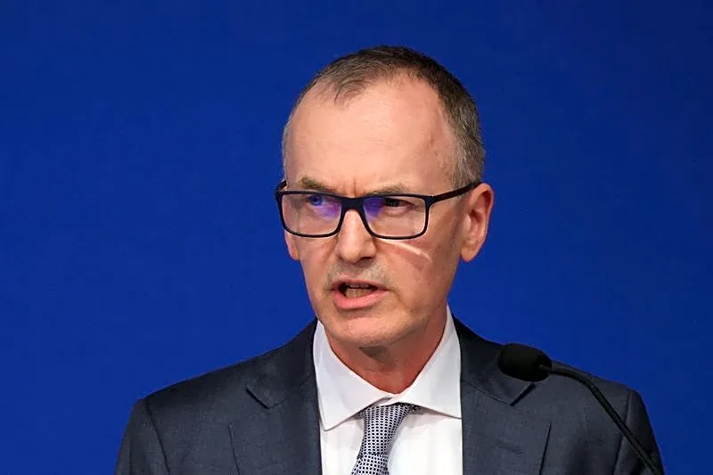 Australia central banker sees signs of labour market easing