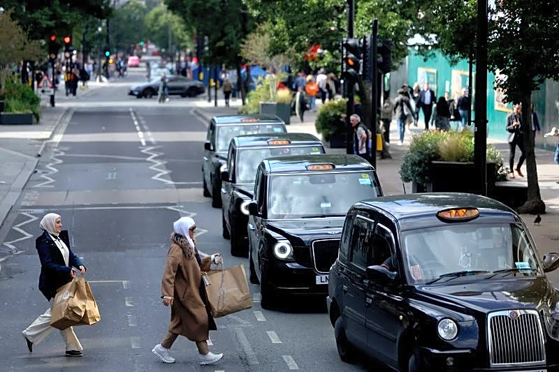 Uber wins bid to throw out UK mass lawsuit by black cab drivers