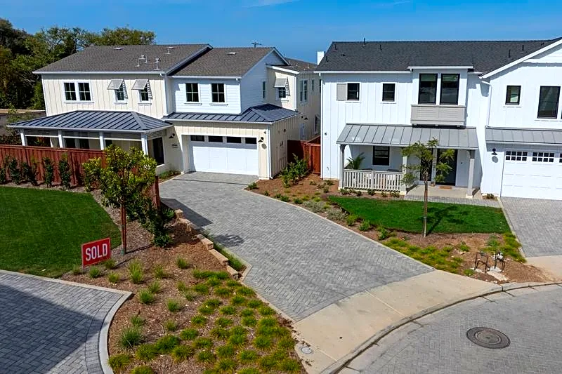 US homebuilder sentiment tumbles to near 14-1/2-year low in October