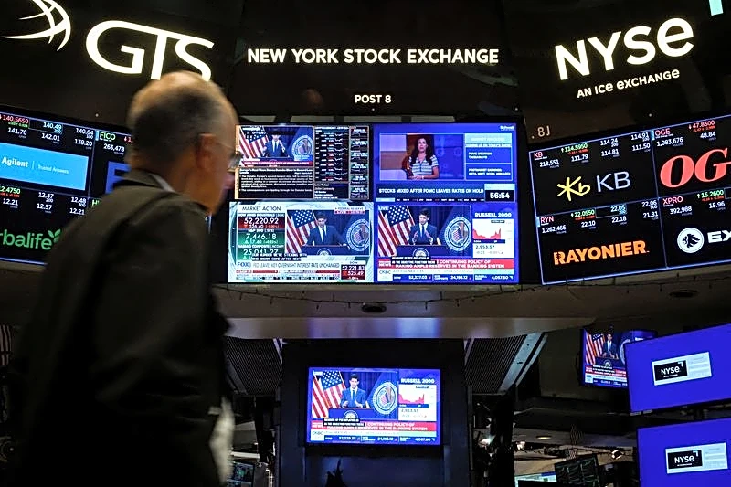 S&P 500, Nasdaq climb as AI-linked stocks recover ahead of earnings