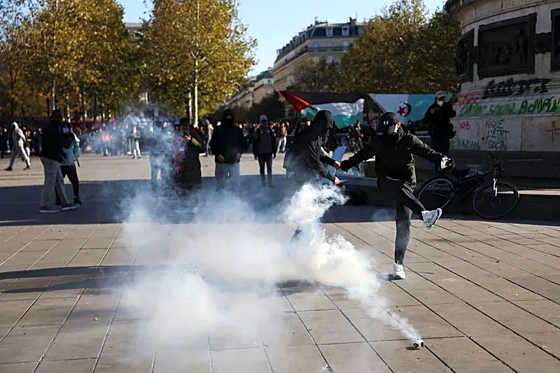French markets tumble as riots add to political crisis