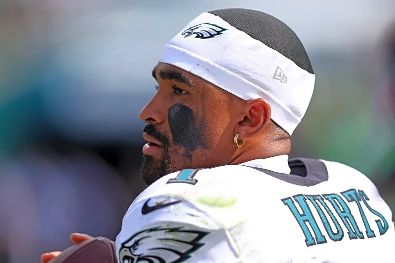 Eagles QB Jalen Hurts has blood clots in lungs, out for season