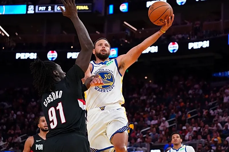 Warriors G Stephen Curry (ankle) sidesteps injury scare