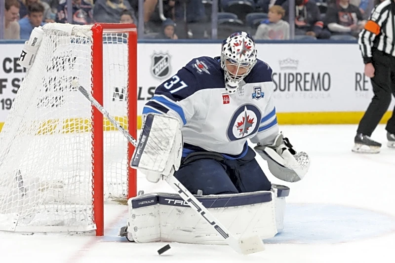 Report: Multiple teams in mix to acquire Jets G Connor Hellebuyck