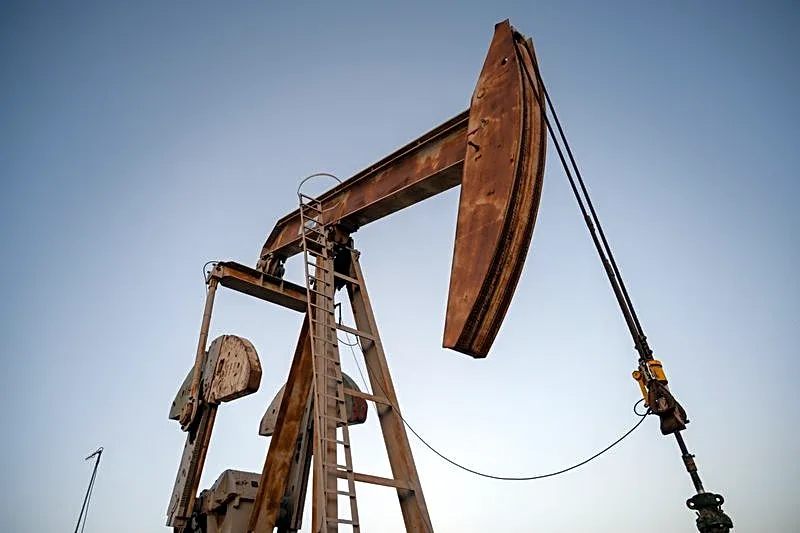 Oil eases as markets assess potential waiver on Russian energy, Middle East supply risks
