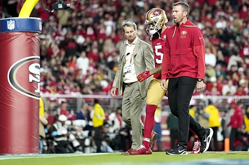 49ers WR Mike Evans exits after aggravating Achilles injury