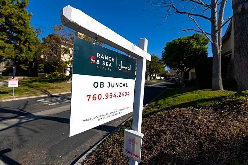 US single-family housing starts plunge; building permits hit 3-1/2-year low