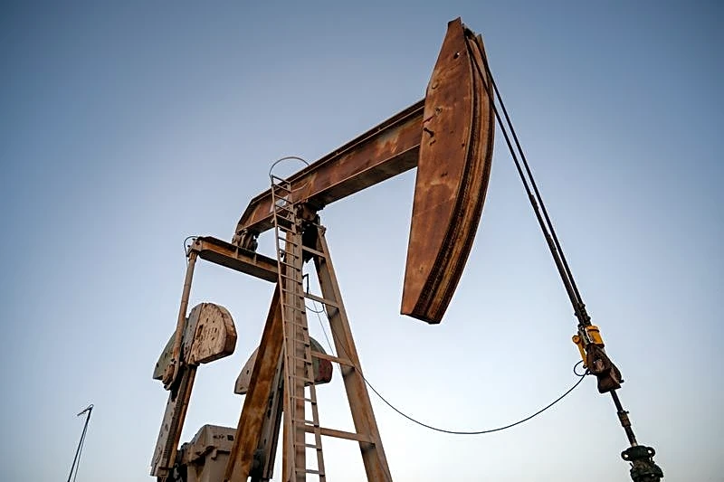 Brent slips in choppy session as investors weigh attacks on ships, Saudi infrastructure