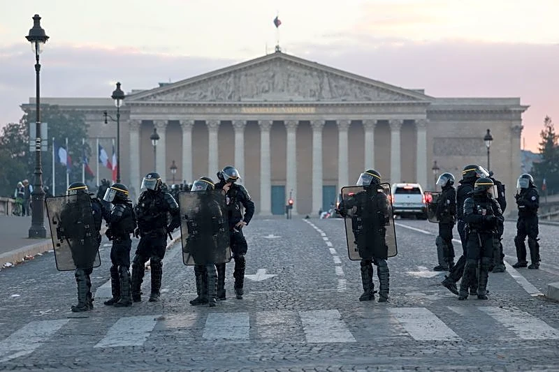 French bond yields dip but remain near 24-year high in volatile trading