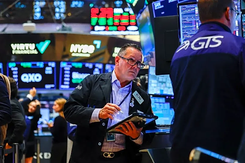 Stocks mostly rise as oil, US yields ease; euro edges up