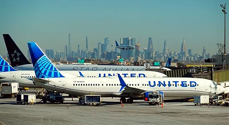United Airlines profit outlook well below estimates, hit by fuel costs
