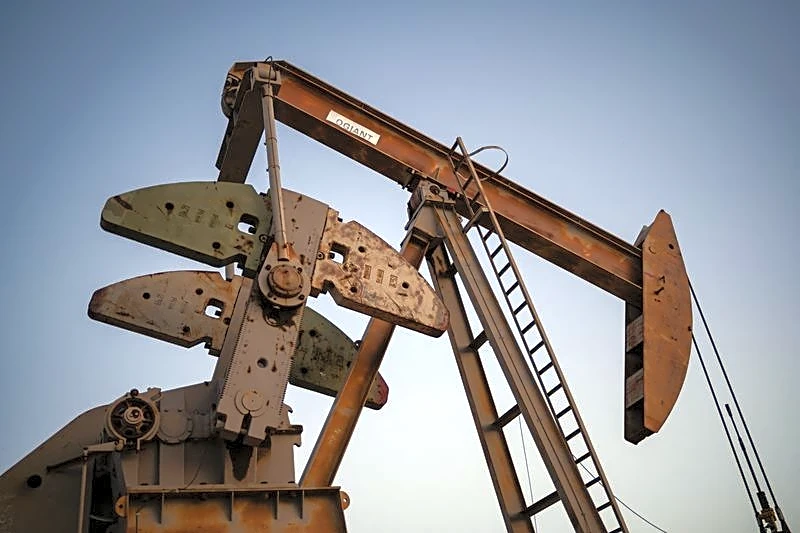 Oil rises on Middle East supply worries