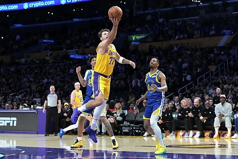 NBA-No LeBron, no problem as Lakers blow out Warriors to open season
