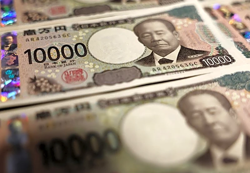Yen rallies as dollar wobbles toward Fed meeting