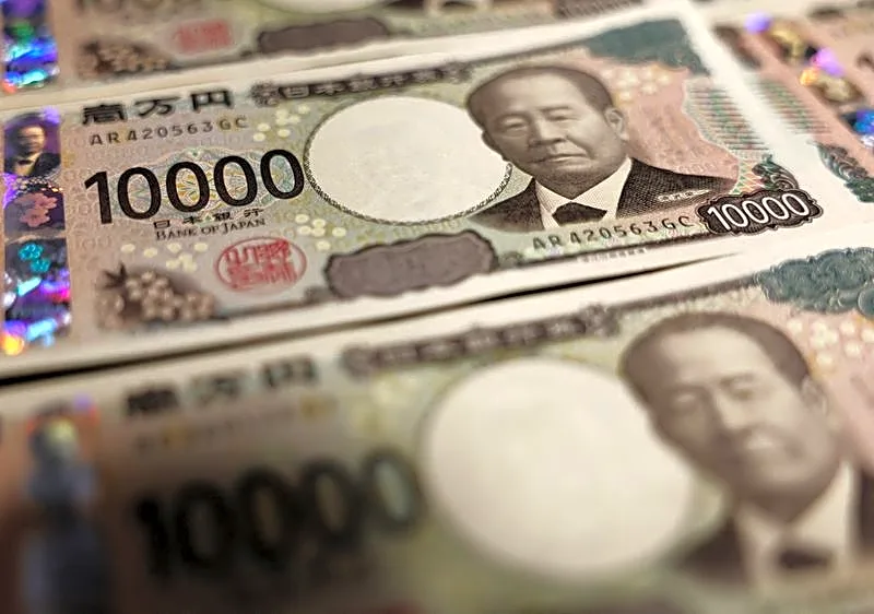 Yen set for biggest rally in a month; risk-averse investors shun dollar