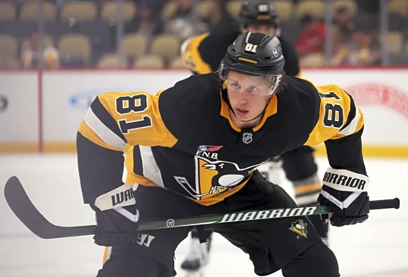 Penguins F Ben Kindel back in Pittsburgh after fainting on team plane