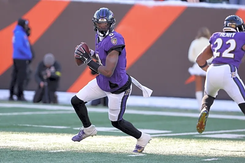 Lamar Jackson hits practice field, Ravens like chances of return