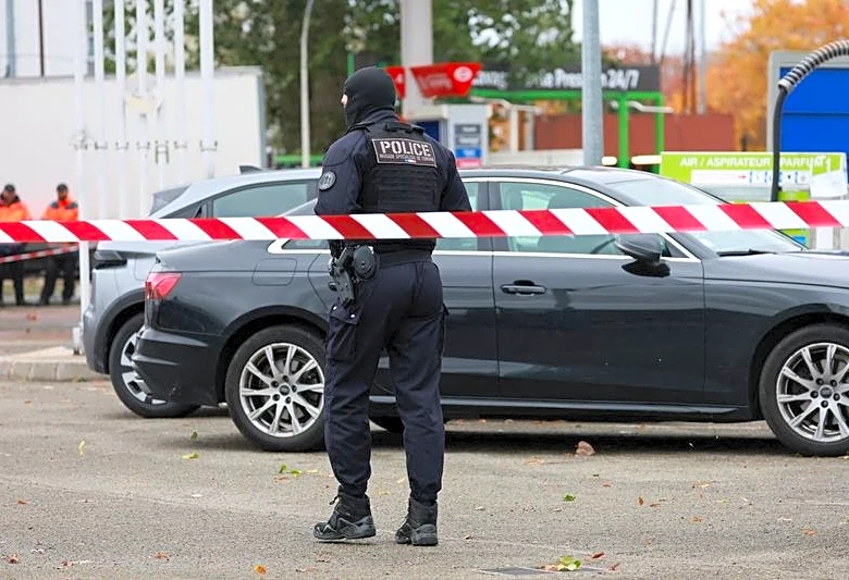 Gunman fires from car near Paris, killing 1; police arrest suspect