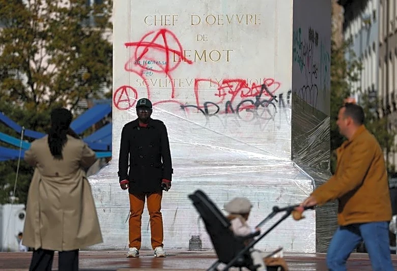 France boosts police presence, hoping to prevent repeat of riots