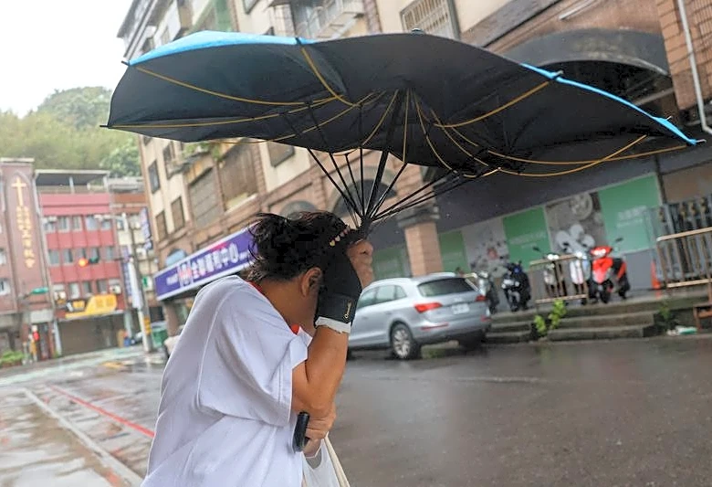 Typhoon Champi sweeps past Taiwan, leaving 1 dead, 500 injured