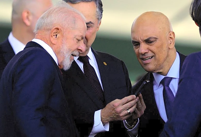 With his first smartphone, Lula seeks to catch up to Brazil's online generation