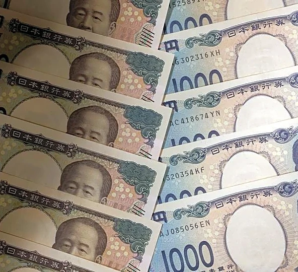 Dollar firms ahead of central bank meetings, steadier stocks stall safe haven play