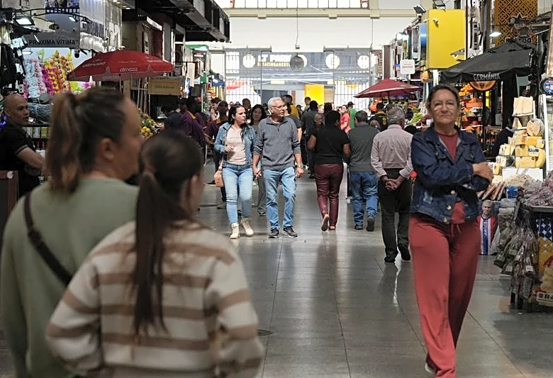Poorer Brazilians devote four times more income to credit card debt, central bank says
