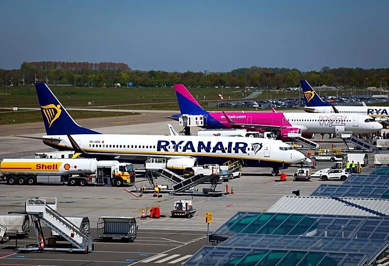 Analysis-As Iran war drags on, airlines pull back on fuel hedges and warn on fares