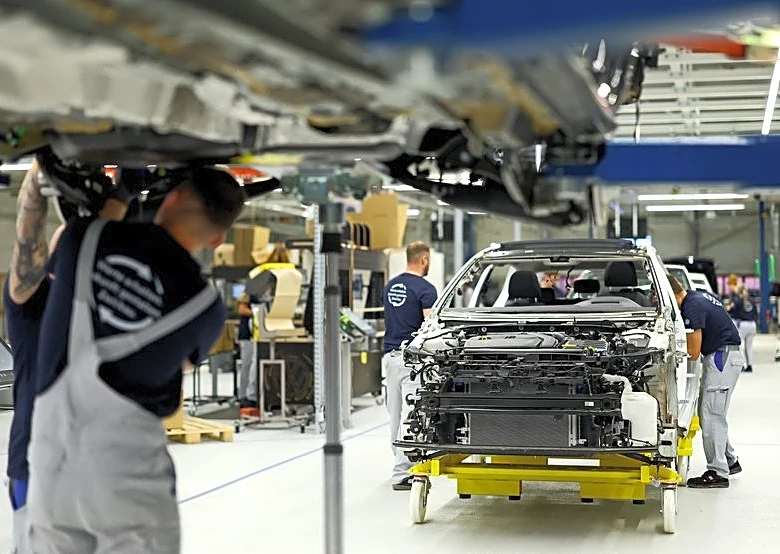 Volkswagen loss widens more than expected in Q3, raising restructuring stakes